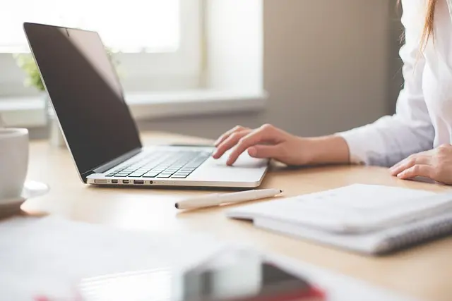 Comment bien préparer son voyage connecté : astuces incontournables