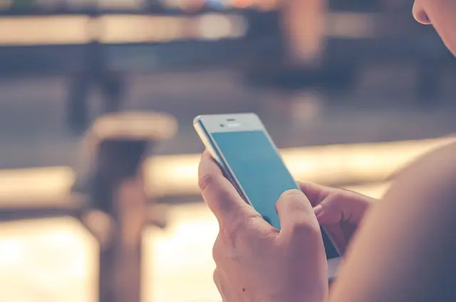 Les meilleures astuces pour un voyage connecté réussi