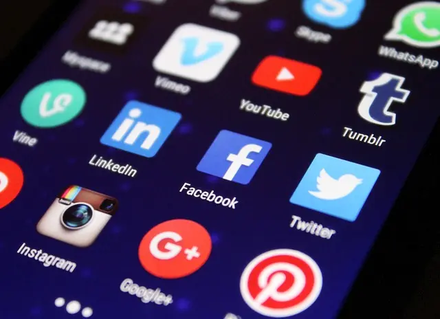 Comment utiliser les réseaux sociaux pour partager vos voyages