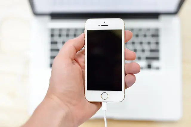 Les meilleures solutions de charge pour vos appareils en voyage