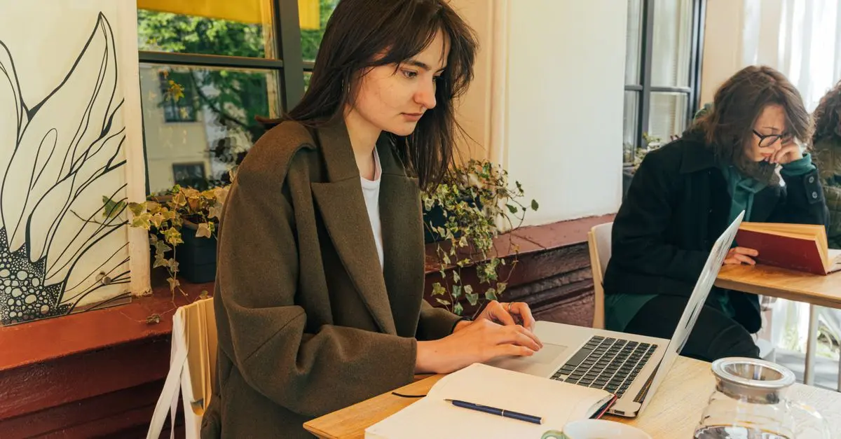Comment utiliser efficacement le Wi-Fi public en voyage