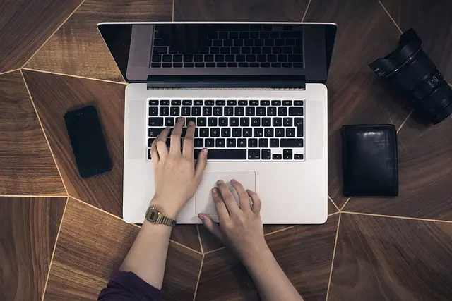 Les meilleures astuces pour voyager connecté sans se ruiner